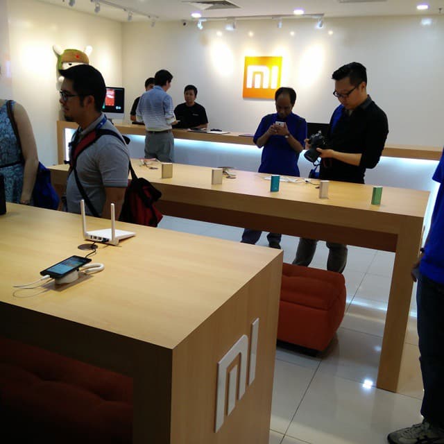 Real photograph of a Xiaomi Store with gadget and consumer tech displays